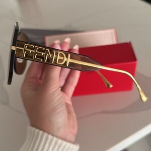 Fendi Fendigraphy shield sunglasses FE40067U ￼